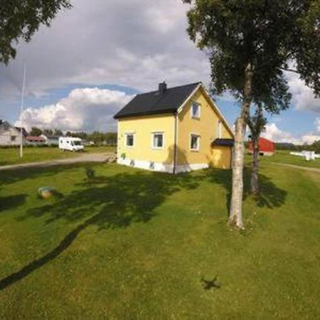 1 Room In The Yellow House, Close To Airport & Lofoten Evenskjer Eksteriør bilde