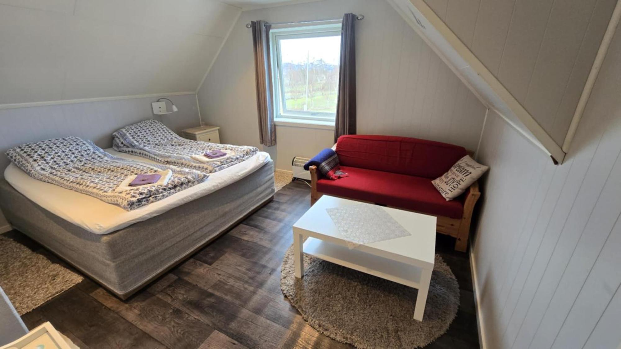 1 Room In The Yellow House, Close To Airport & Lofoten Evenskjer Eksteriør bilde